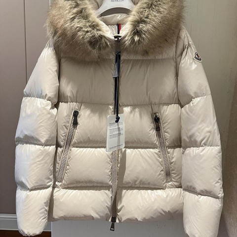 몽클레어 Laiche 쇼트 다운 재킷 (매장가 290만원)